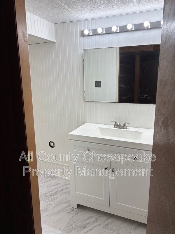 Building Photo - 6206 Scranton Rd