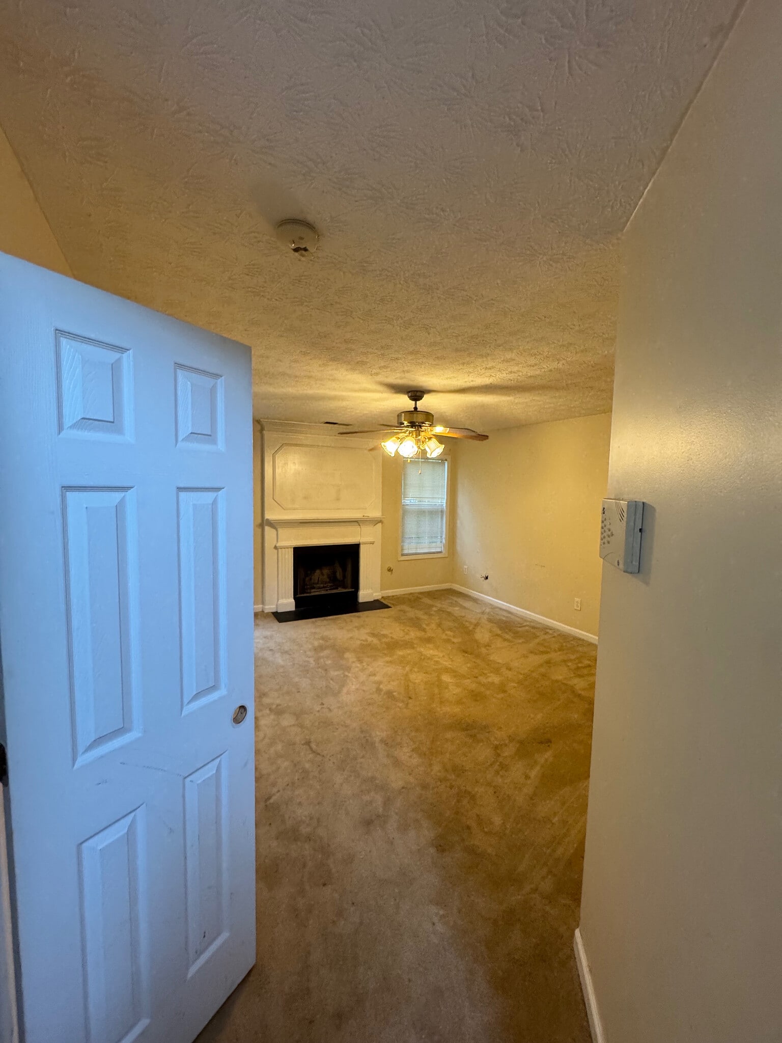 Building Photo - Room in House on Tara Bend