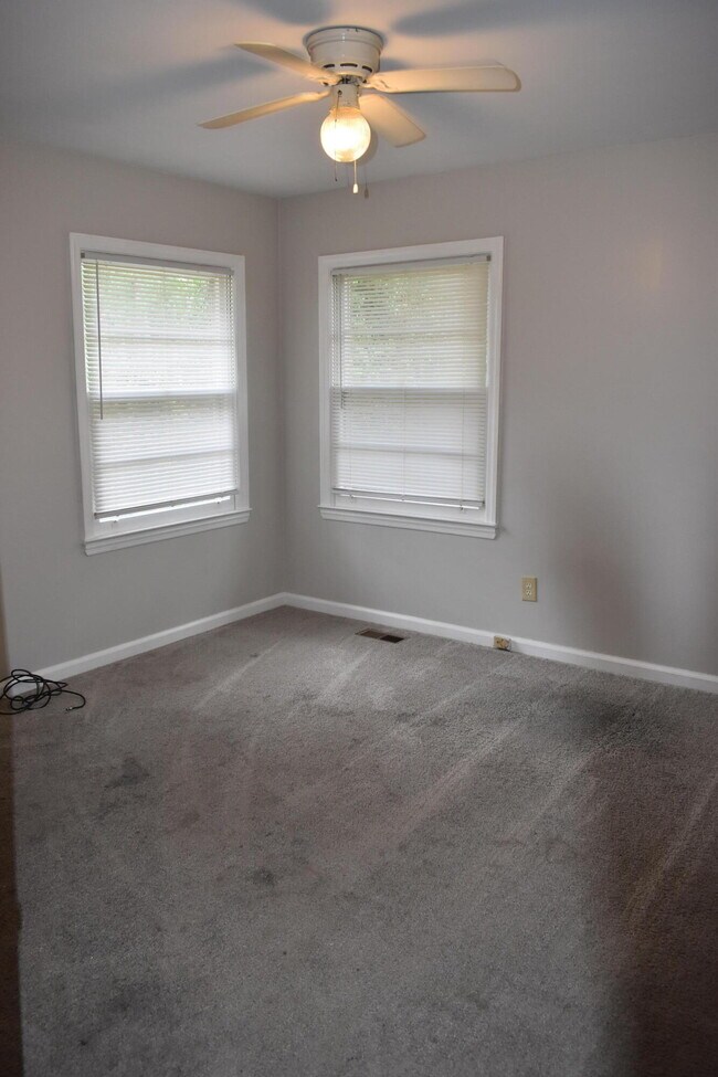 Building Photo - 260 W Vineland Rd
