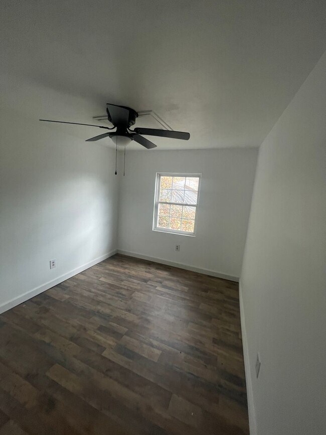 Building Photo - 403-405-405 E Main St