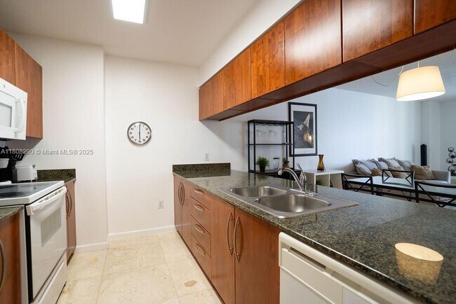 Building Photo - 1200 Brickell Bay Dr