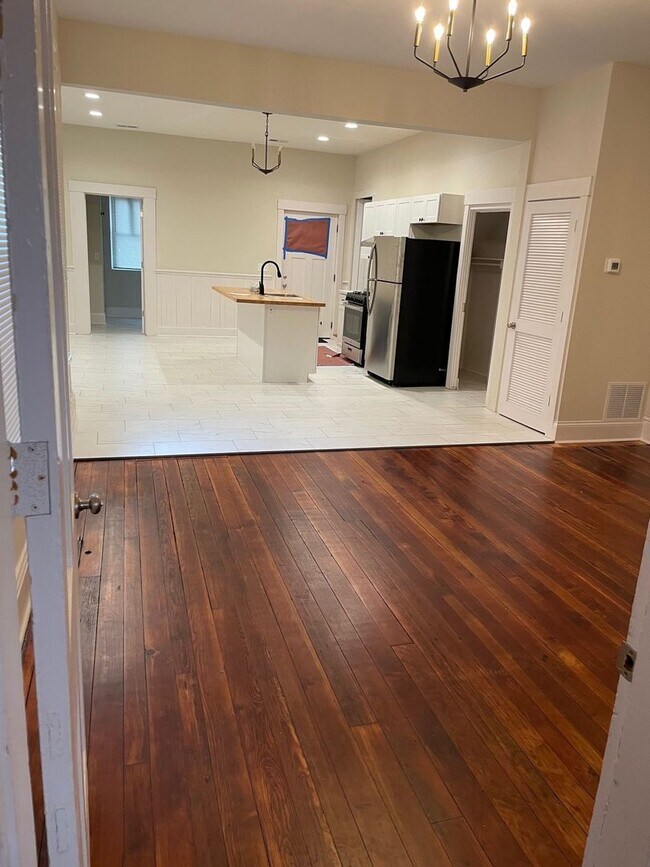 Building Photo - Beautifully  Renovated 2 bed 2 bath Home in Shelby Park!