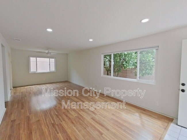 Building Photo - 916 San Andres St