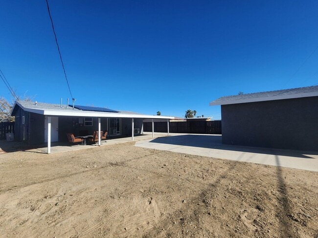 Building Photo - Gorgeous 2 Bedroom 1 Bath