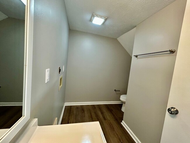 Building Photo - Modern 3BR Apartment in Richmond!