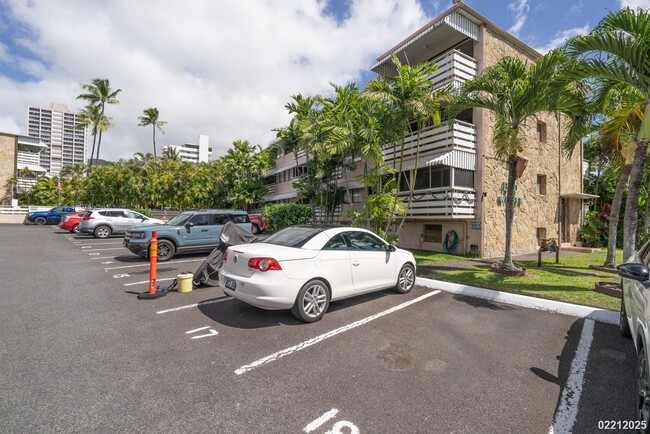 Building Photo - $1,790/ 1 BED / 1 BATH/ 1 PARKING IN MAKIKI