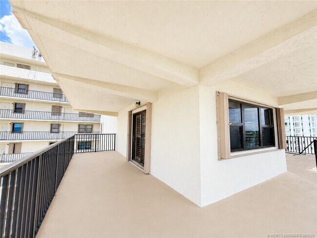 Building Photo - 10044 S Ocean Dr