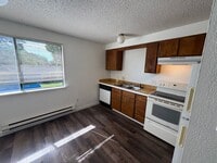 Building Photo - Cherry Ave 8 plex's