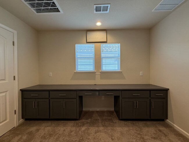 Building Photo - Two story home located in Sylvan School District!