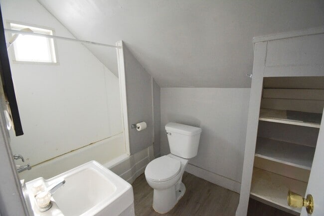 Building Photo - 403 4th Ave NW