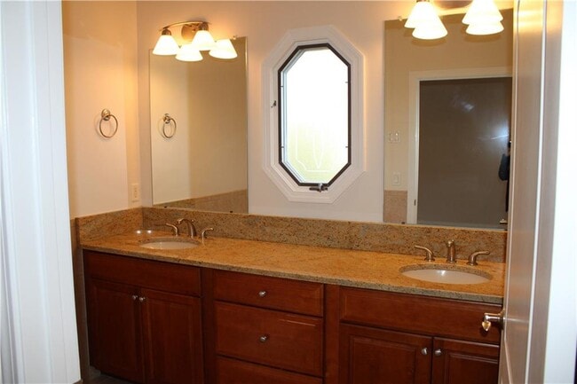 Building Photo - 5 Kristin Ct