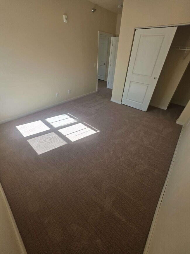 Building Photo - 2 Bedroom | 1 Bathroom 2nd Floor Apartment Available RIGHT NOW!