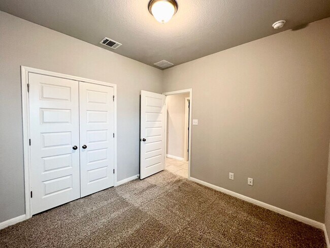 Building Photo - Home for lease