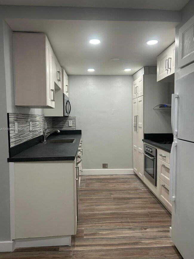 Building Photo - 9320 Fontainebleau Blvd