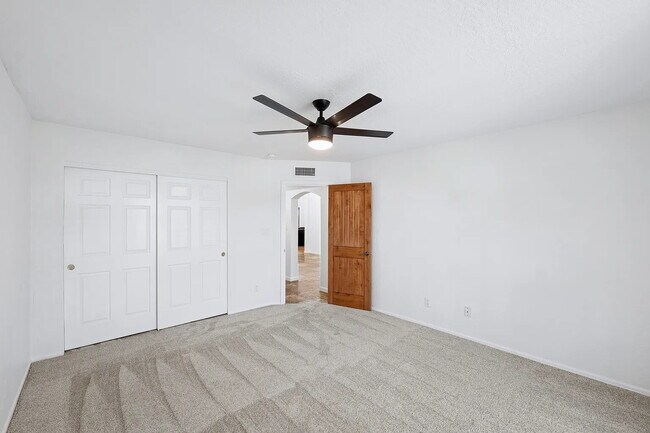 Building Photo - SPARKLING PRIVATE POOL, BEAUTIFUL HOME, UNBEATABLE LOCATION!