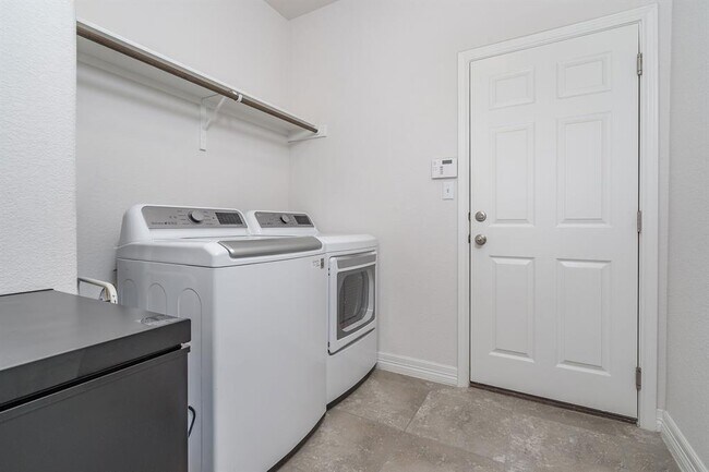 Building Photo - 1217 Naranjo Dr