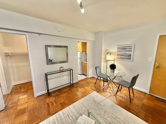 Building Photo - FREE RENT!  Unique Studio in Foggy Bottom with Solarium Near GW University and Hospital. An Excep...