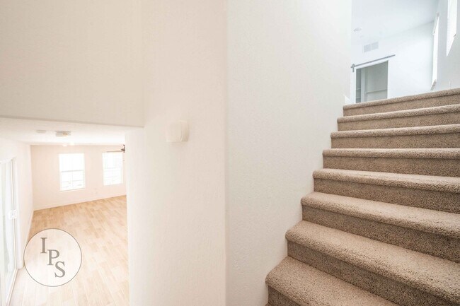 Building Photo - 2830 E Tamarind Dr