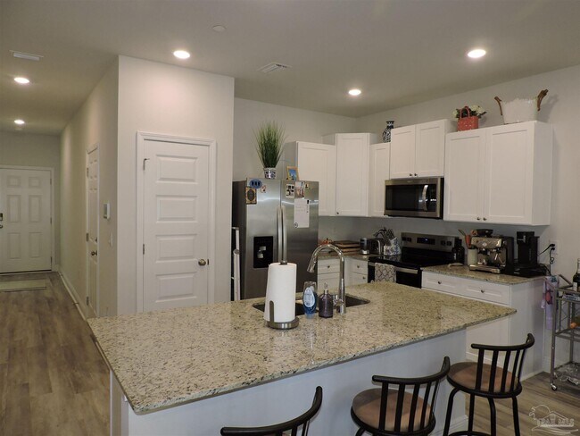 Building Photo - 7170 Village Ln