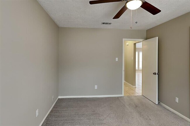 Building Photo - 8514 Greenleaf Lake Dr