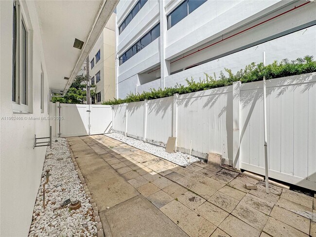 Building Photo - 508 SE 9th Ct