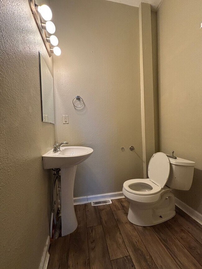 Building Photo - Spacious clean 5 bedroom 2 full bath home ...
