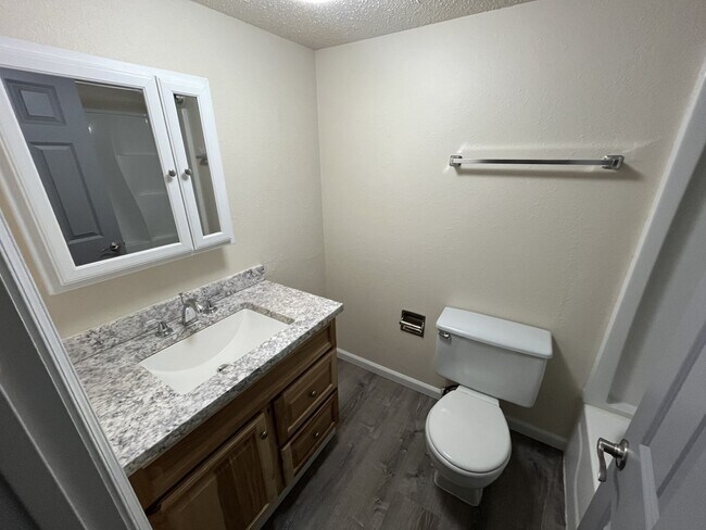 Building Photo - Newly Remodeled 2 Bedroom Unit in Family a...