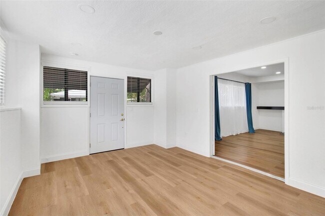 Building Photo - 1024 E Crenshaw St