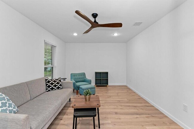 Building Photo - 8806 Ridgehill Dr