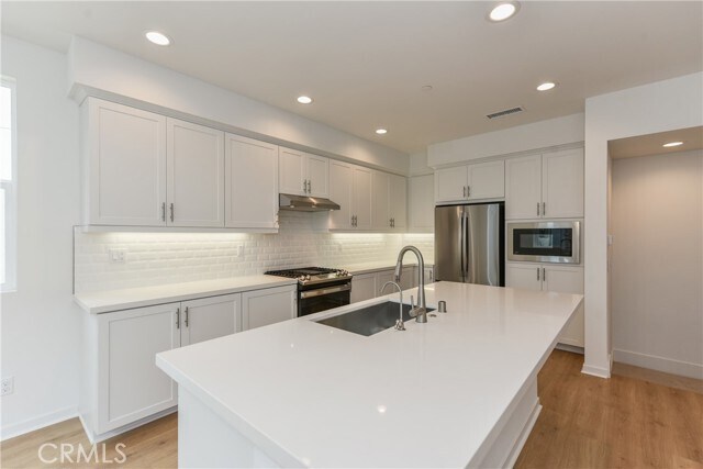 Building Photo - 115 Allusion