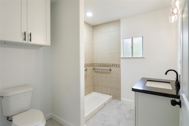 Building Photo - 527 Gardenia St