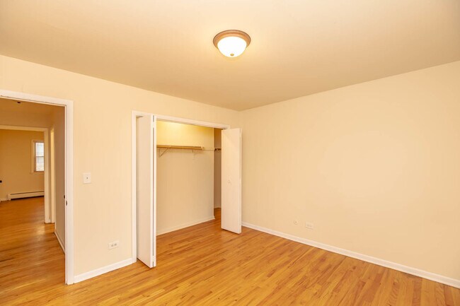 Building Photo - 1320 W Lunt Ave