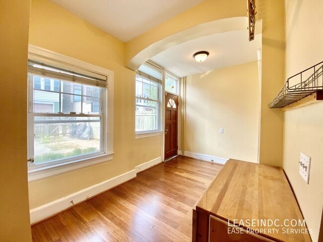 Building Photo - 1424 Oak St NW