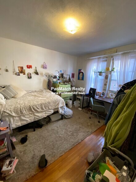 Building Photo - 208 Kelton St