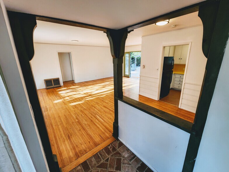 Building Photo - 12914 Rose Ave