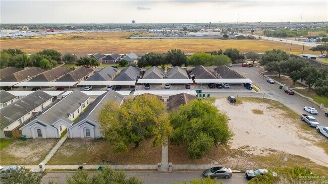 Building Photo - 24 Erica