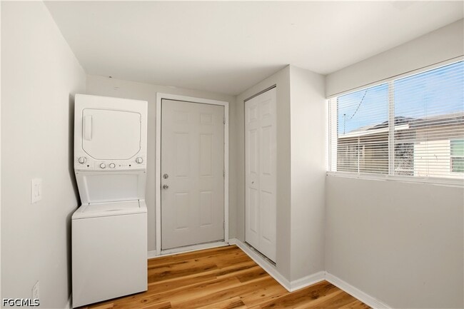 Building Photo - 1640 Daniels Dr