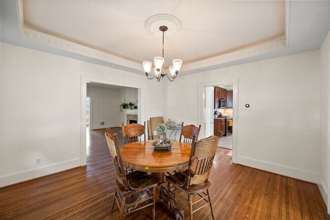 Building Photo - 4 Bed 2.5 Bath Home with a large backyard ...