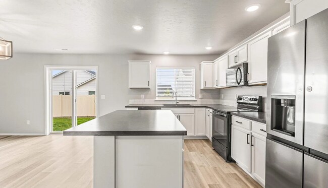 Building Photo - 4 Bed 2.5 bath with a 3 car garage