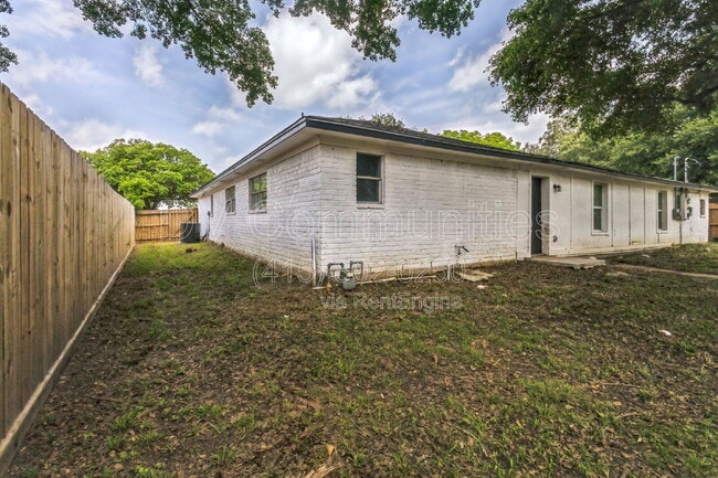 Building Photo - 2107 Lamar Dr