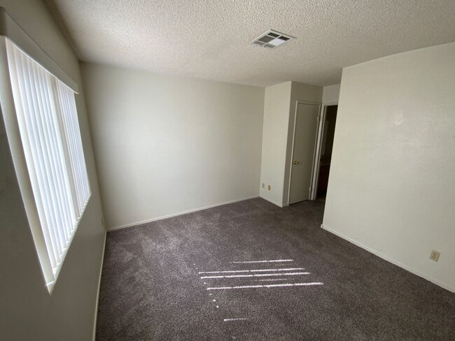 Building Photo - BEAUTIFUL CORNER UNIT CONDO!