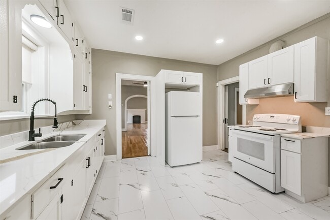 Building Photo - 2606 Oakdale St