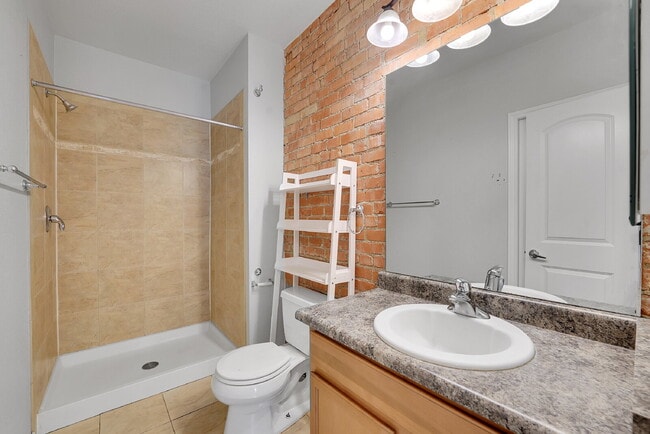 Building Photo - $2,395 - 2 Bed, 1 Bath Home in Denver with...