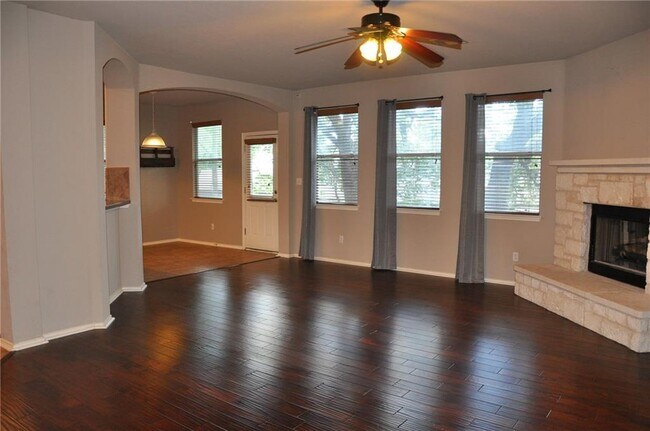 Building Photo - 507 Las Colinas Dr