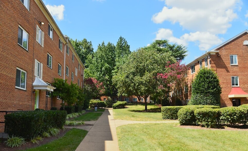 Building Photo - Hillwood Manor Apartments