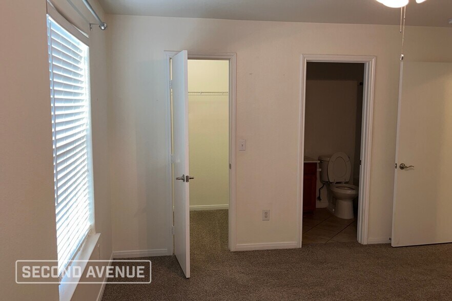 Building Photo - 2201 Encino Dr