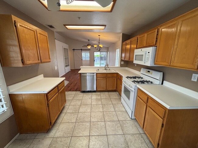 Building Photo - Charming home in gated community in Missio...