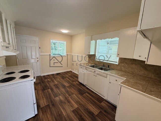 Building Photo - 3173 Oak Forest Dr