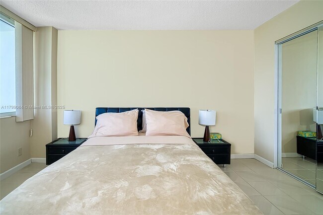 Building Photo - 2030 S Ocean Dr