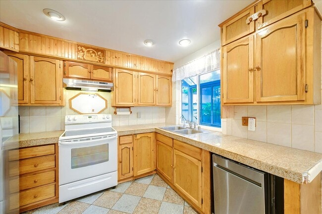 Building Photo - Fantastic 2-Bed, 2-Bath Townhouse with Pri...